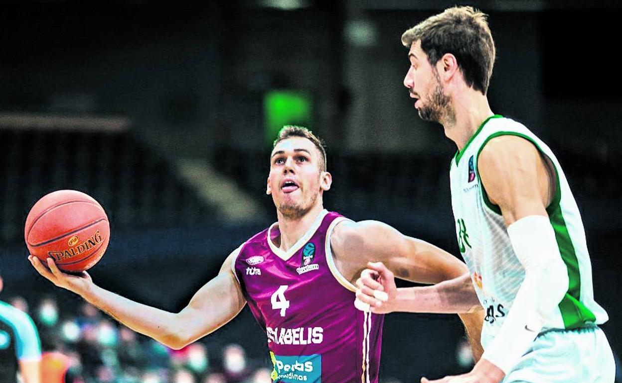Radicevic busca la canasta del Joventut ante la atenta mirada de Tomic en un partido de la Eurocup con el Lietkabelis.