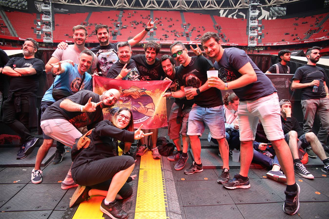 Fotos: Gran ambiente en San Mamés para el concierto de Metallica con petición de matrimonio incluida