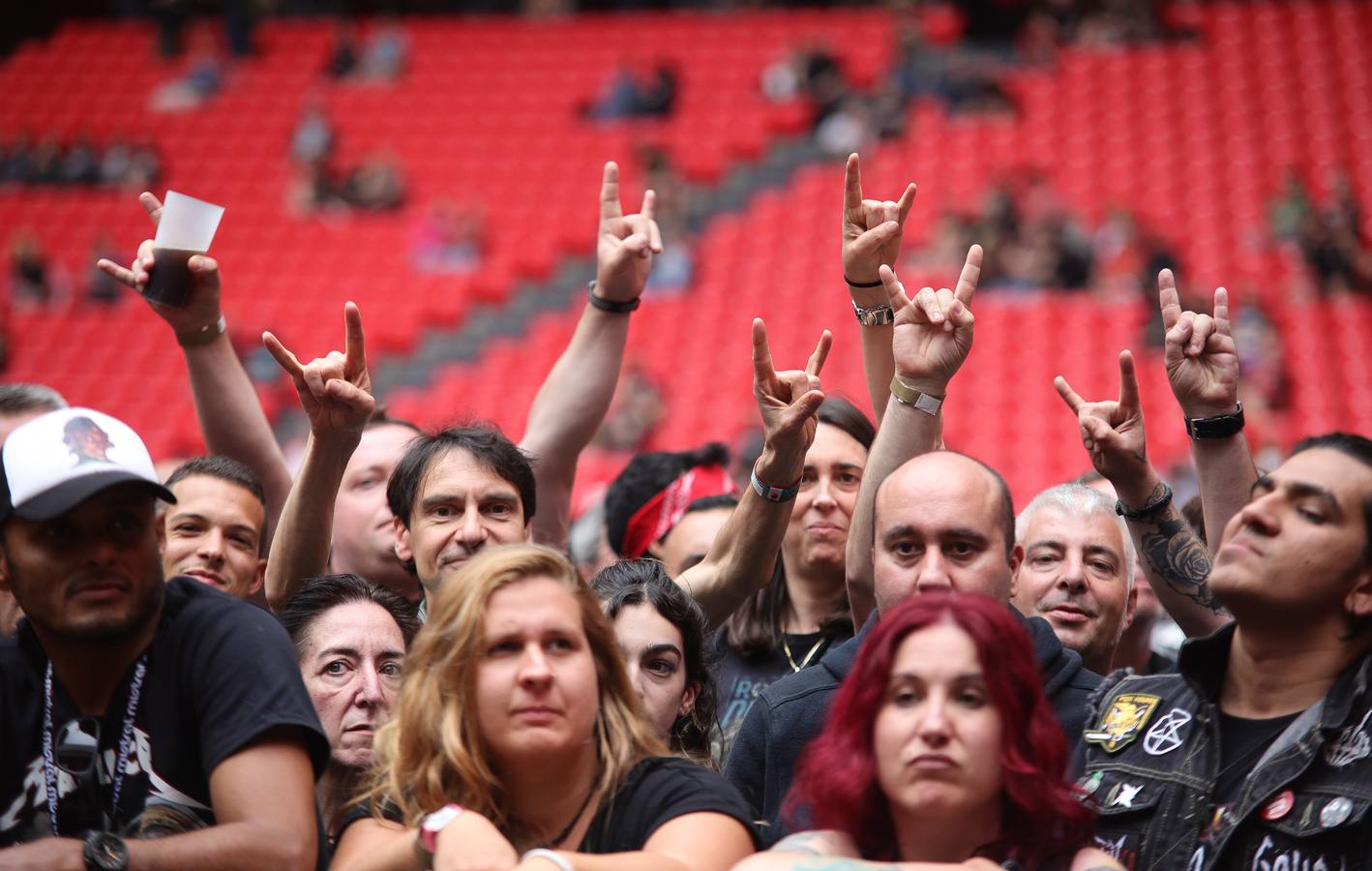 Fotos: Gran ambiente en San Mamés para el concierto de Metallica con petición de matrimonio incluida