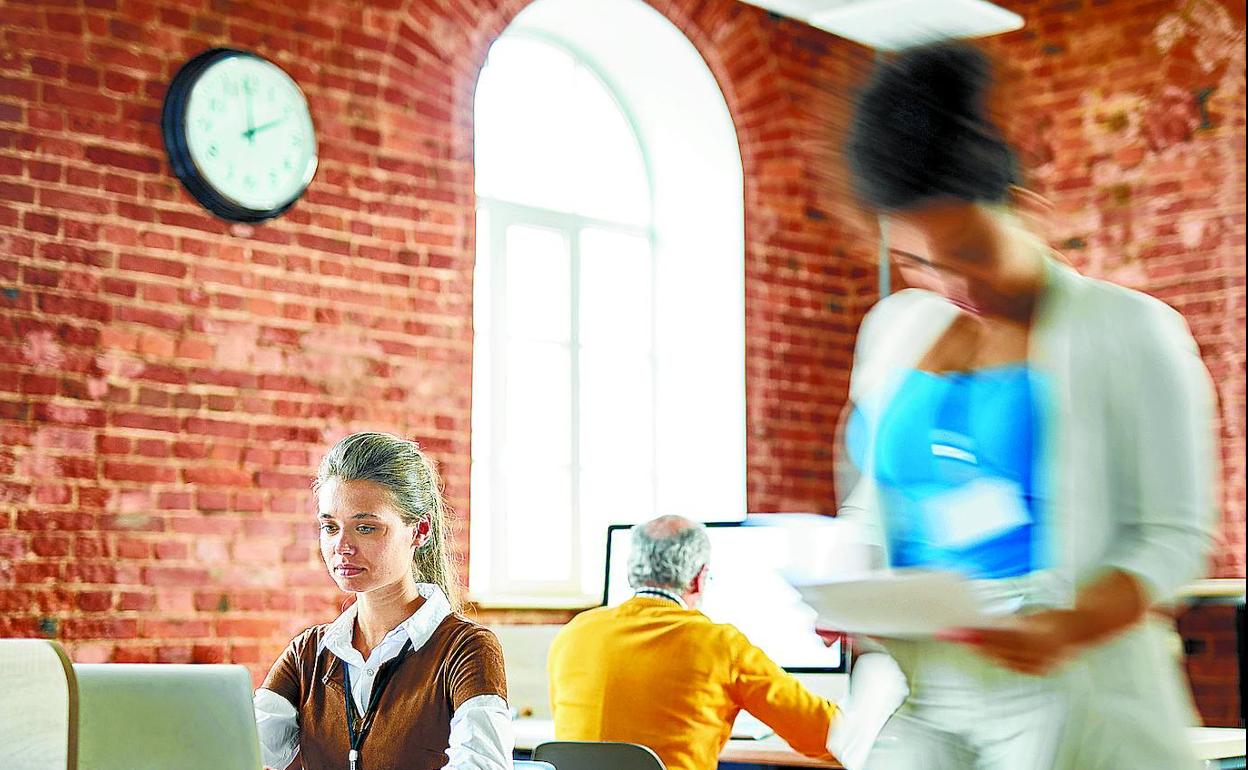 Las tecnologías facilitan nuevos modelos de trabajo, pero los especialistas subrayan que hace falta «un cambio de liderazgo». 