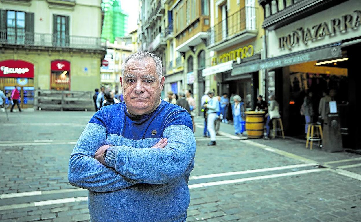 En el mismo lugar. Iñigo de Zia posa junto al bar donde sufrió la agresión en 2011. El local ha cambiado de gestores y los actuales no tienen ninguna relación con los anteriores.