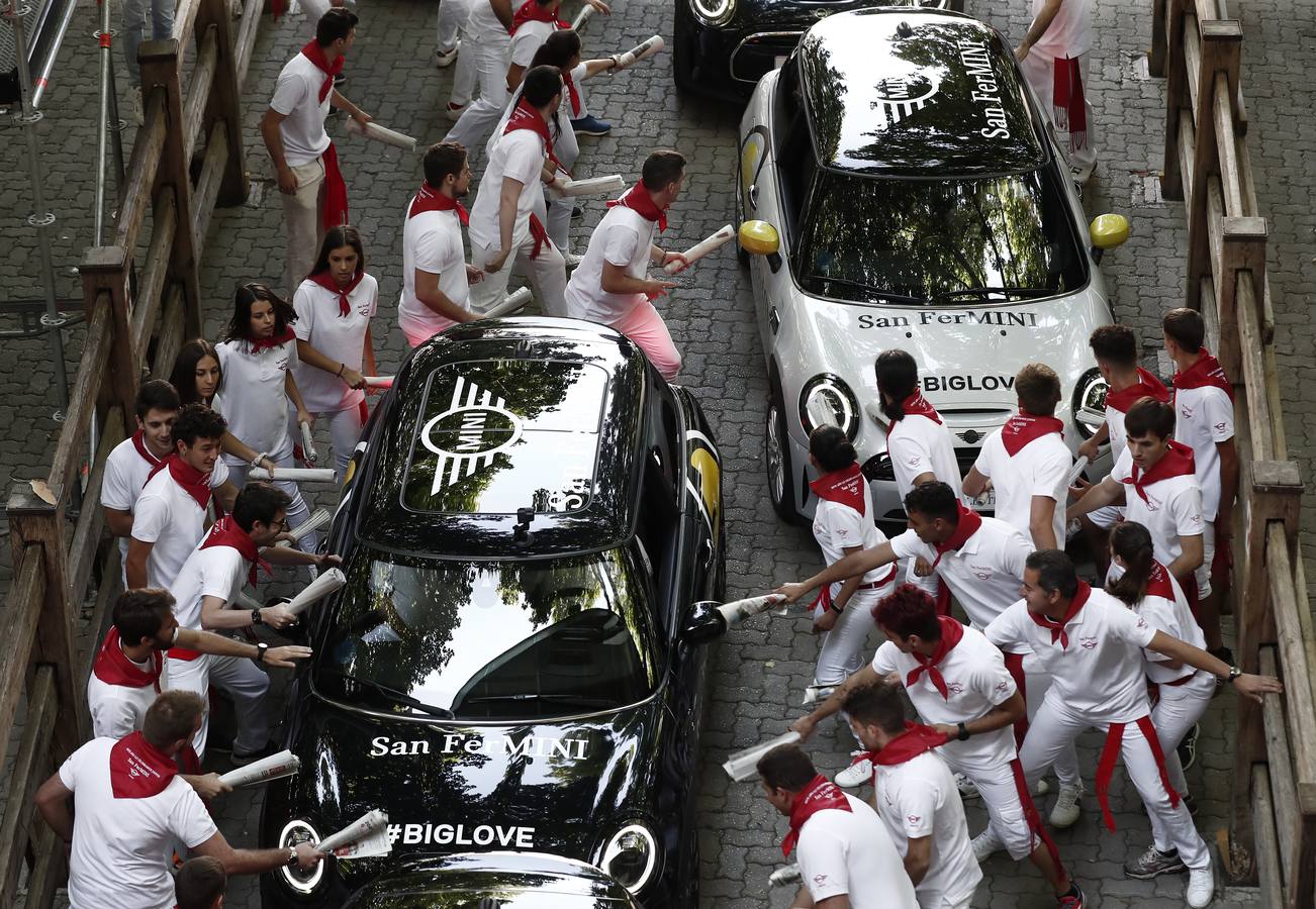 Lanzamiento del cohete que anuncia la salida de un curioso encierro este domingo por las calles de Pamplona, de la mano de Mini España y del concesionario Mini Lurauto de Pamplona.