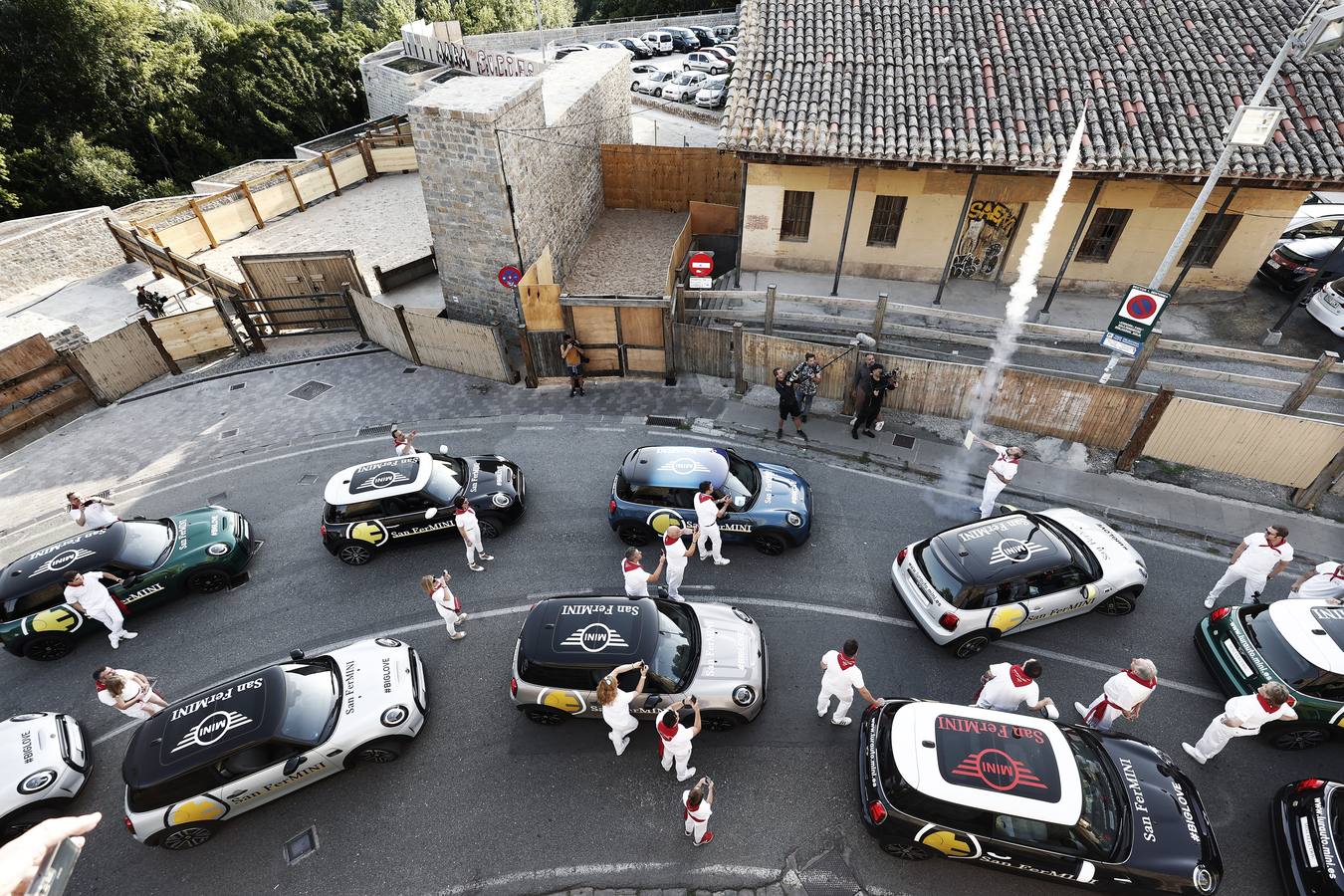 Lanzamiento del cohete que anuncia la salida de un curioso encierro este domingo por las calles de Pamplona, de la mano de Mini España y del concesionario Mini Lurauto de Pamplona.