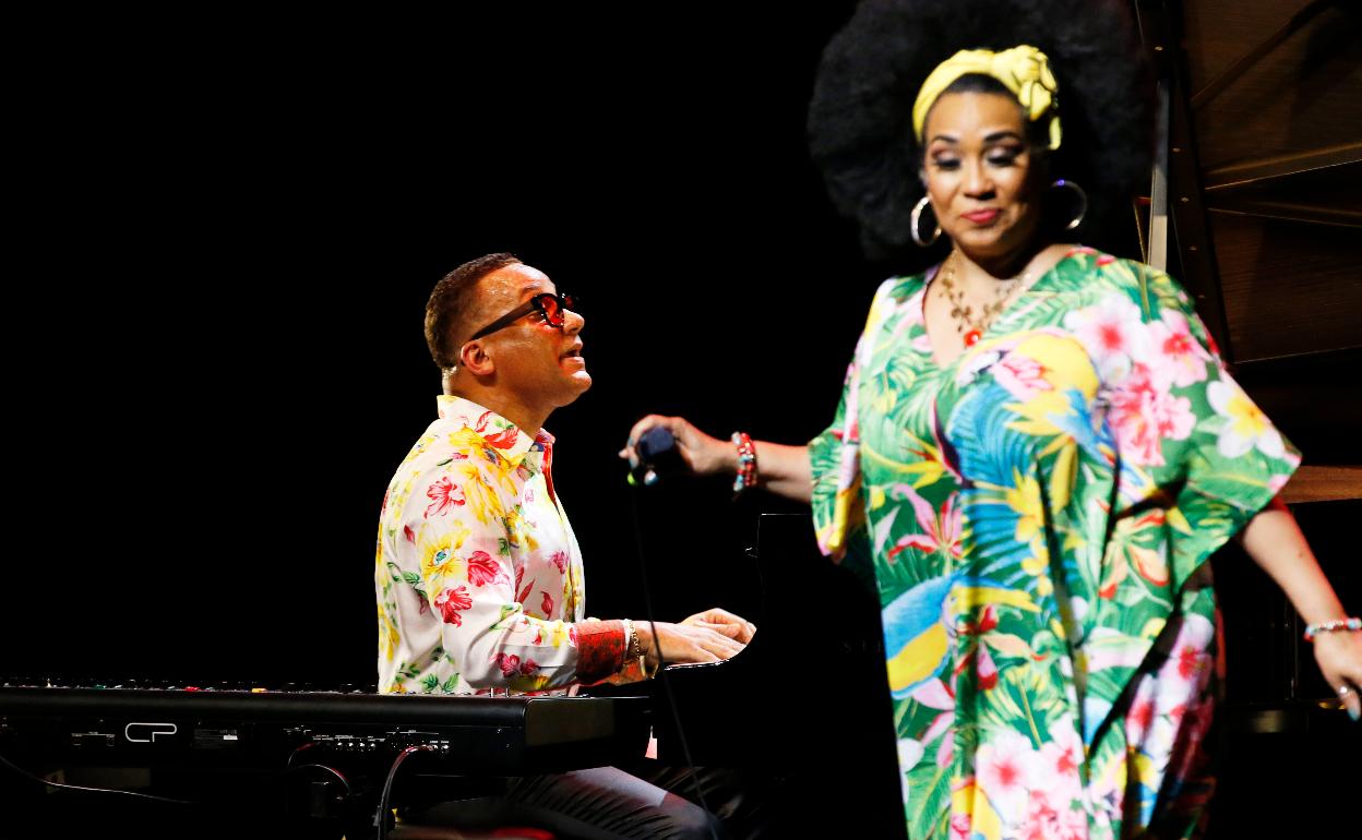 El piano de los habaneros Gonzalo Rubalcaba y Aymée Nuviola sobre el escenario del Getxo Jazz este pasado domingo 