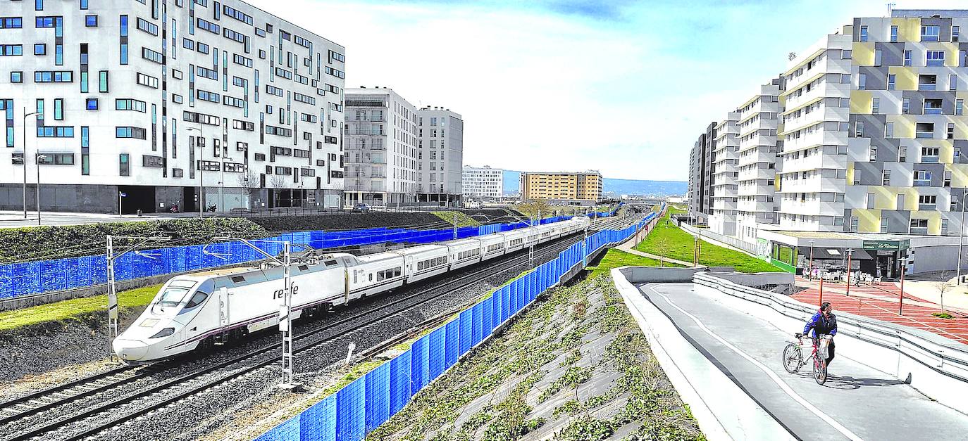 Tren Alvia en tránsito por Vitoria, a la altura de la pasarela de Borinbizkarra.
