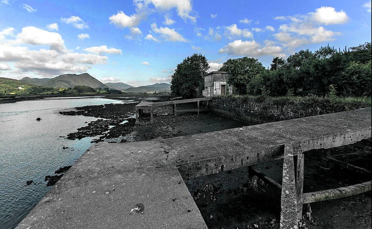 Imagen actual del cargadero 'La Dinamita' de Murueta, que cuenta con dos muelles pequeños.