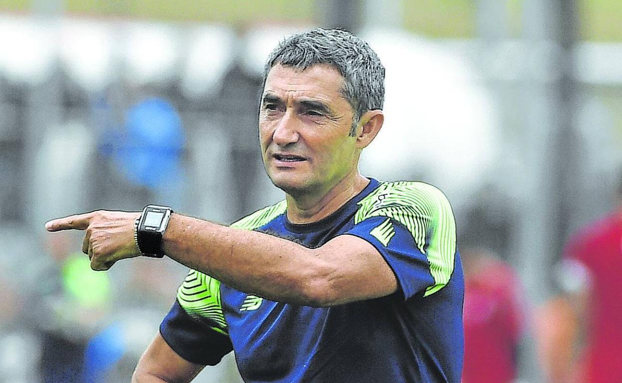 Ernesto Valverde da instrucciones en su primera sesión de la temporada en Lezama. 