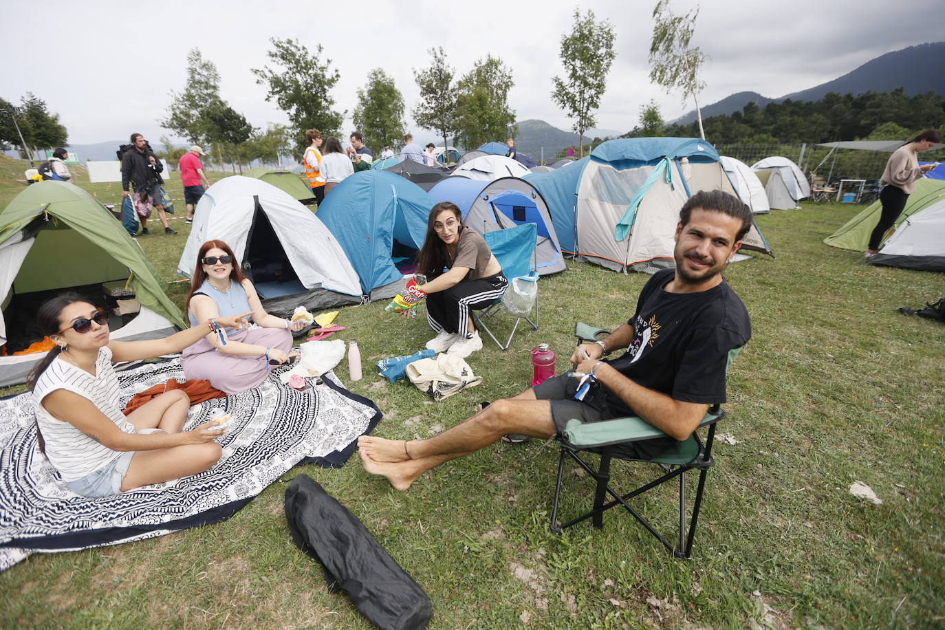 Fotos: Las tiendas empiezan a ocupar la zona de camping del BBK Live