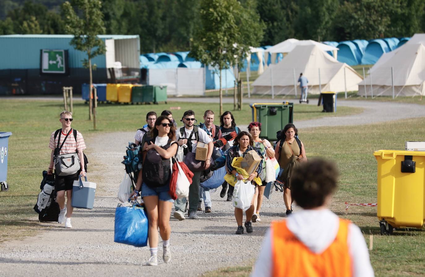 Fotos: Las tiendas empiezan a ocupar la zona de camping del BBK Live