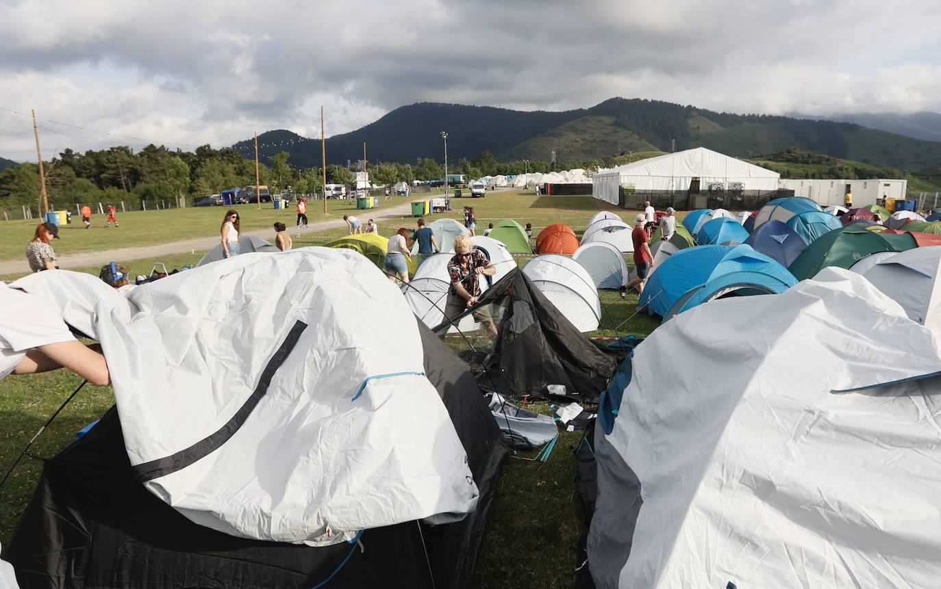 Fotos: Las tiendas empiezan a ocupar la zona de camping del BBK Live