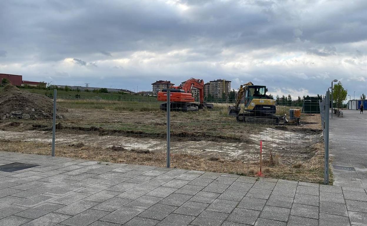 Los trabajos ya han comenzado en la parcela.