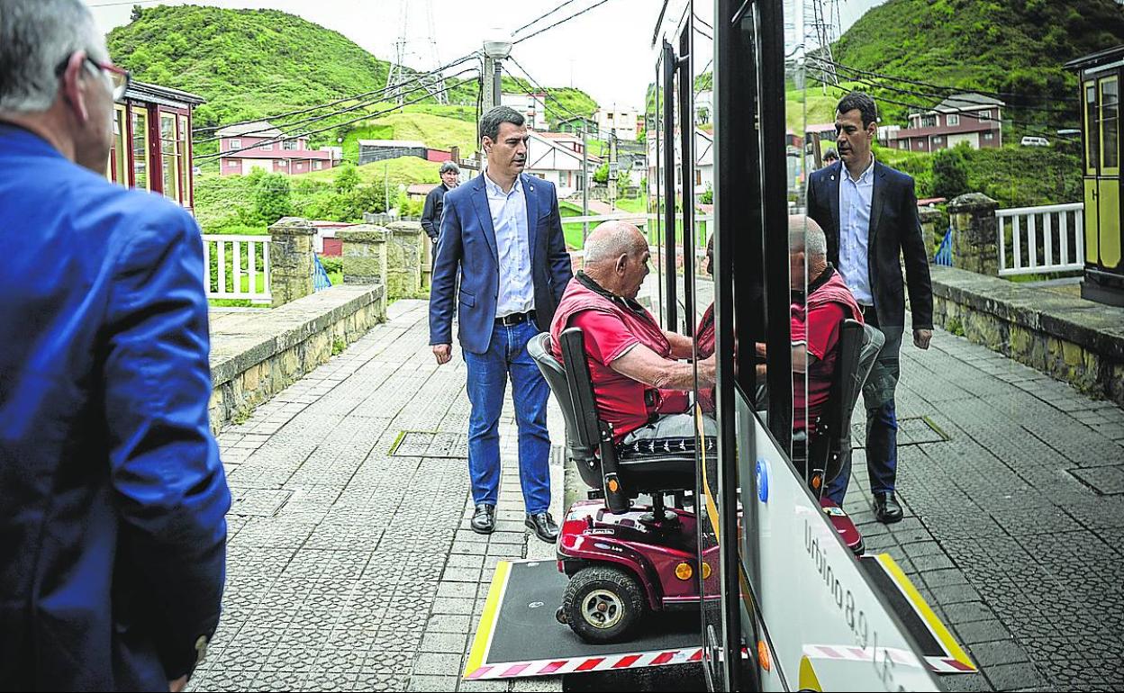 El nuevo autobús cuenta con un mecanismo de rampas para personas con movilidad reducida.