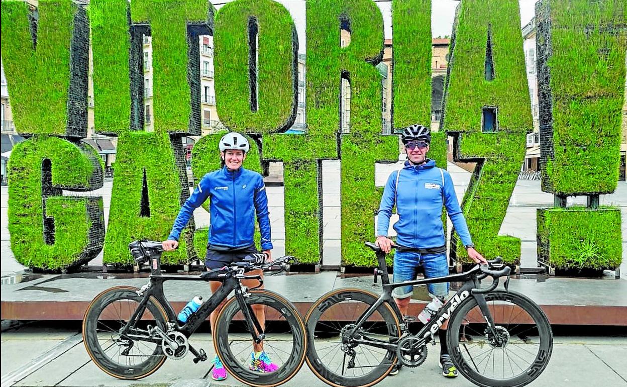 Tamara Vázquez y José Ramón Callén, ante el logo green de Vitoria en la plaza de la Virgen Blanca.