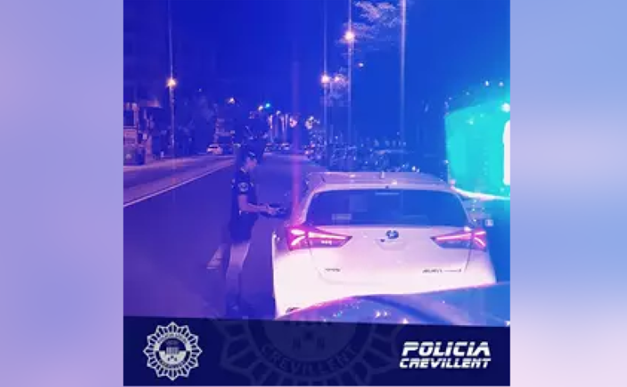 Una agente durante un test de alcoholemia en Crevillent.