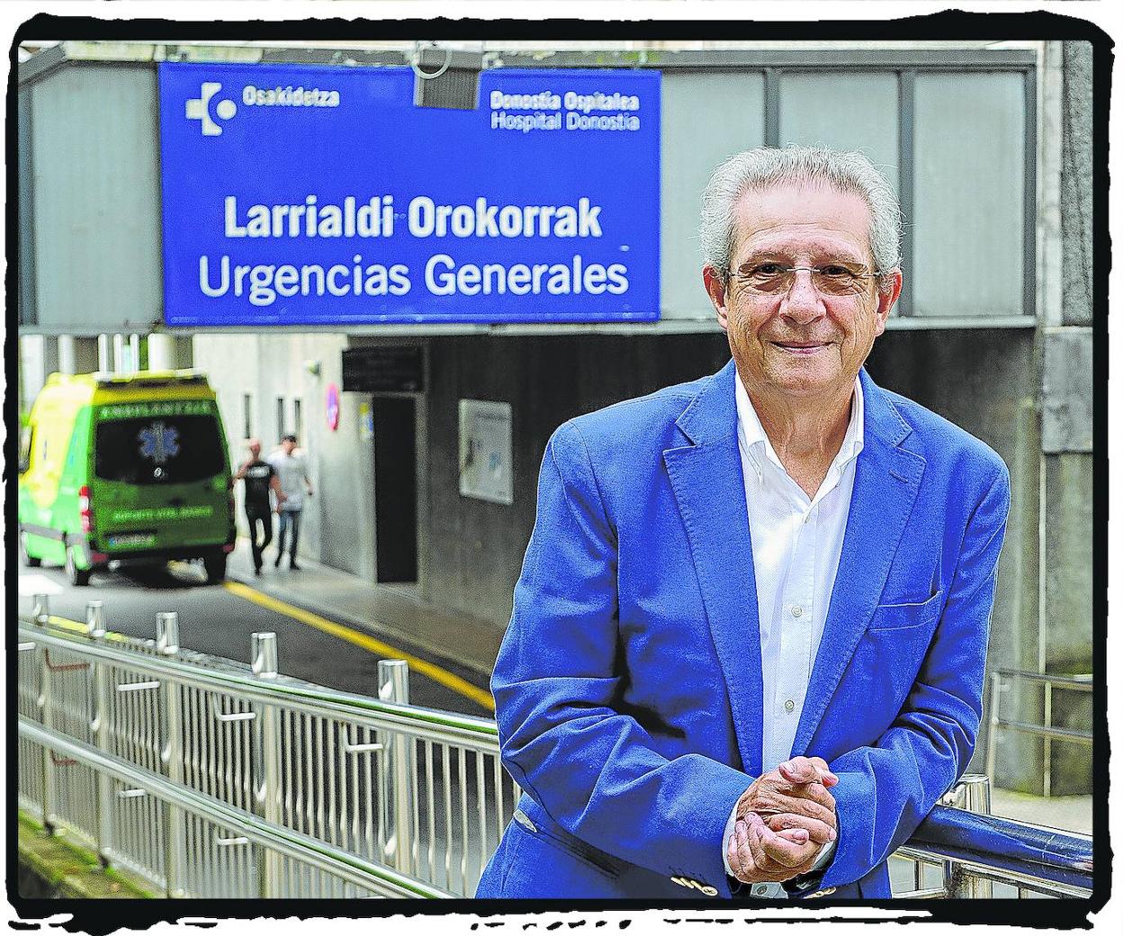 El doctor Patxi González Urra, frente a las urgencias del Hospital Donostia. 