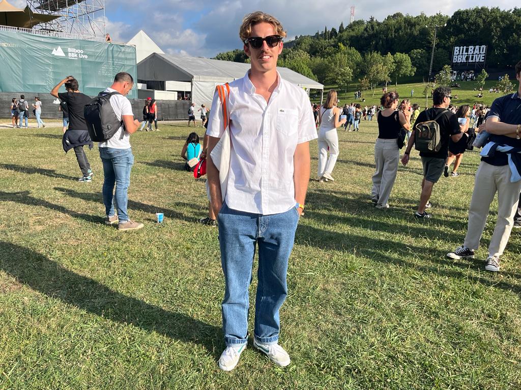 Los básicos siempre son un acierto. Jorge Zuloaga, bilbaíno de 24 años, viste una camisa blanca de Lacoste y unos vaqueros largos estilo cargo de la firma Obey. También se ha calzado sus amadas deportivas blancas Vans. "Para elegir el look he seguido mi propio estilo", asegura. 