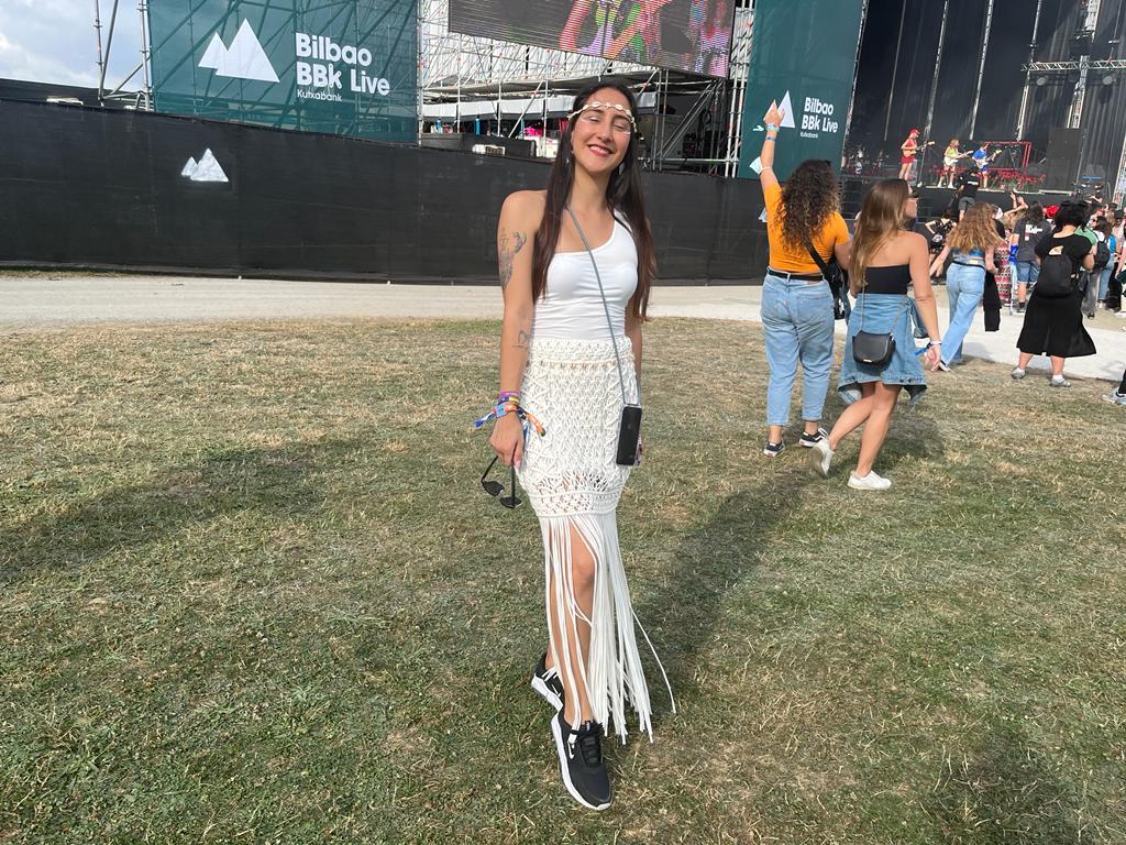 La estética Coachella salta al otro lado del charco para aterrizar sobre las carpas de Kobetamendi gracias a Raquel Ramírez, colombiana de 29 años. En estricto blanco, con top asimétrico y falda de crochet, lleva uno de los looks más festivaleros que hemos vsito en este primer día de BBK Live. Lo combina con unas cómodas zapatillas negras y una corona de flores, accesorio que no podía faltar en este estilismo de tintes californianos.