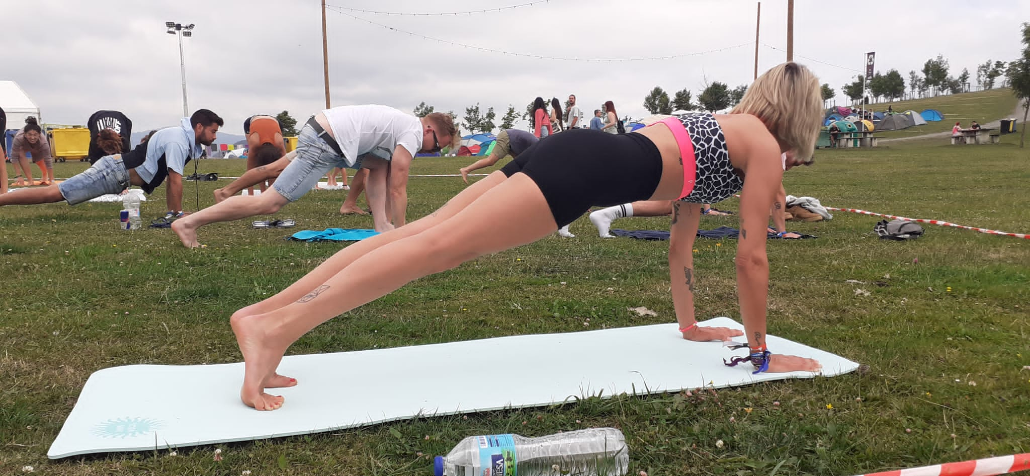 Fotos: Lorena, la profesora bilbaína que da clases de yoga a los festivaleros del camping