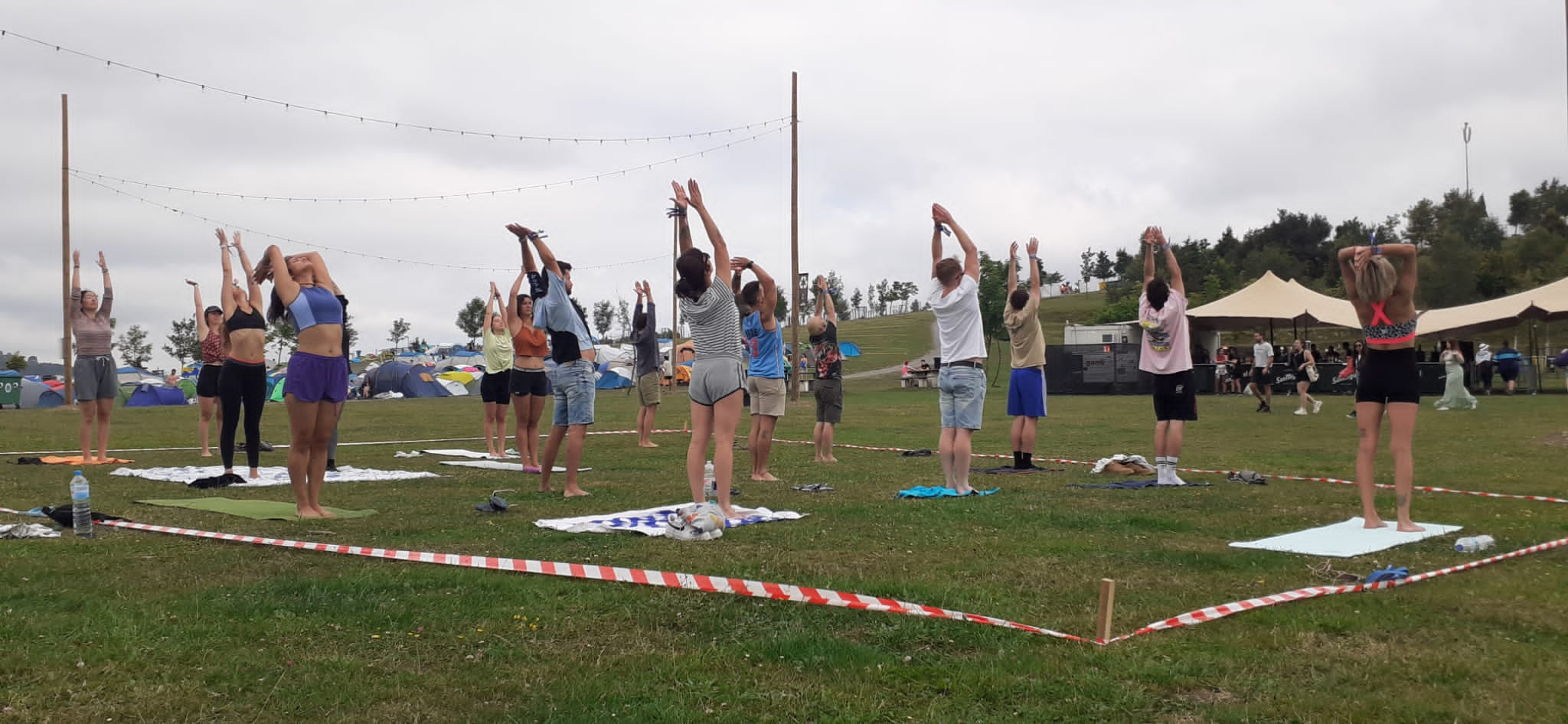 Fotos: Lorena, la profesora bilbaína que da clases de yoga a los festivaleros del camping