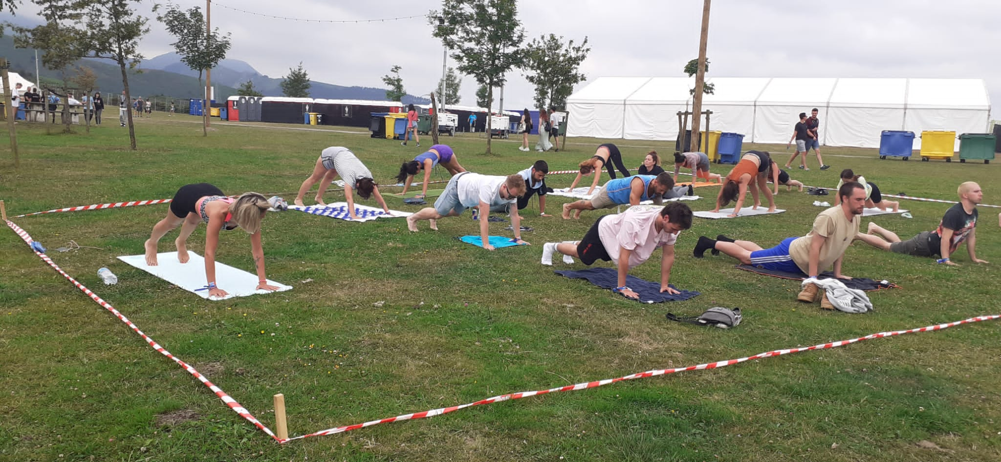 Fotos: Lorena, la profesora bilbaína que da clases de yoga a los festivaleros del camping