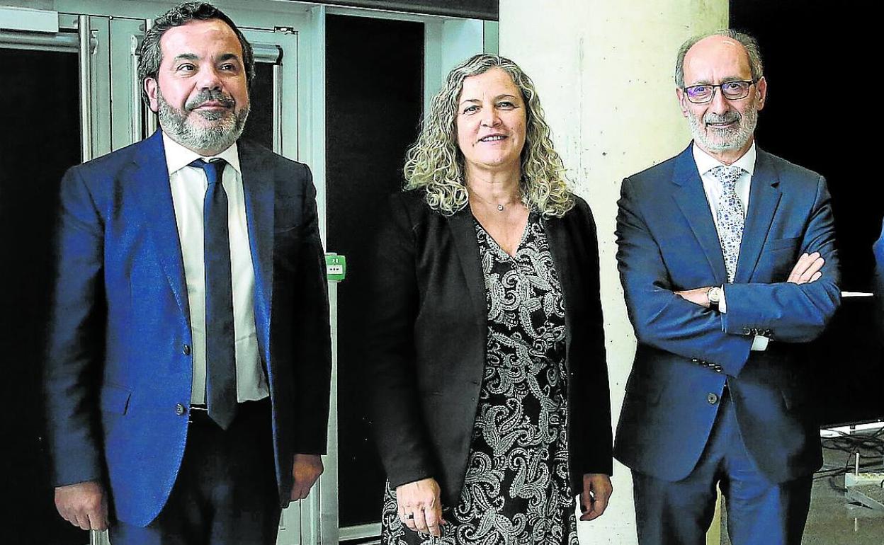 Isabel Busto entre Pascal Gómez, presidente de SEA, y Eduardo Junkera, de Adegi. 