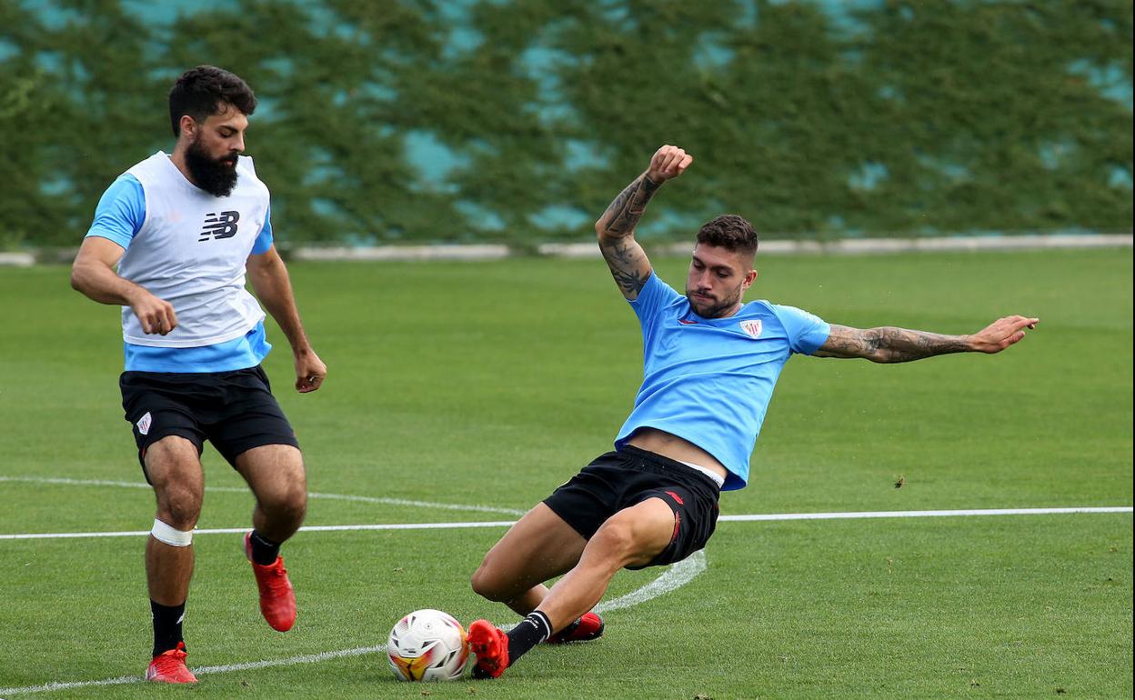 Unai Nuñez corta un balón en presencia de Asier Villalibre.