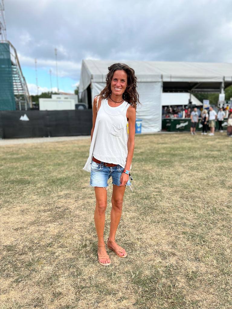 Ainara es de Sopelana y lleva un estilismo relajado con camiseta de Oysho, sandalias de mercadillo y shorts de Stradivarius cortados por ella misma