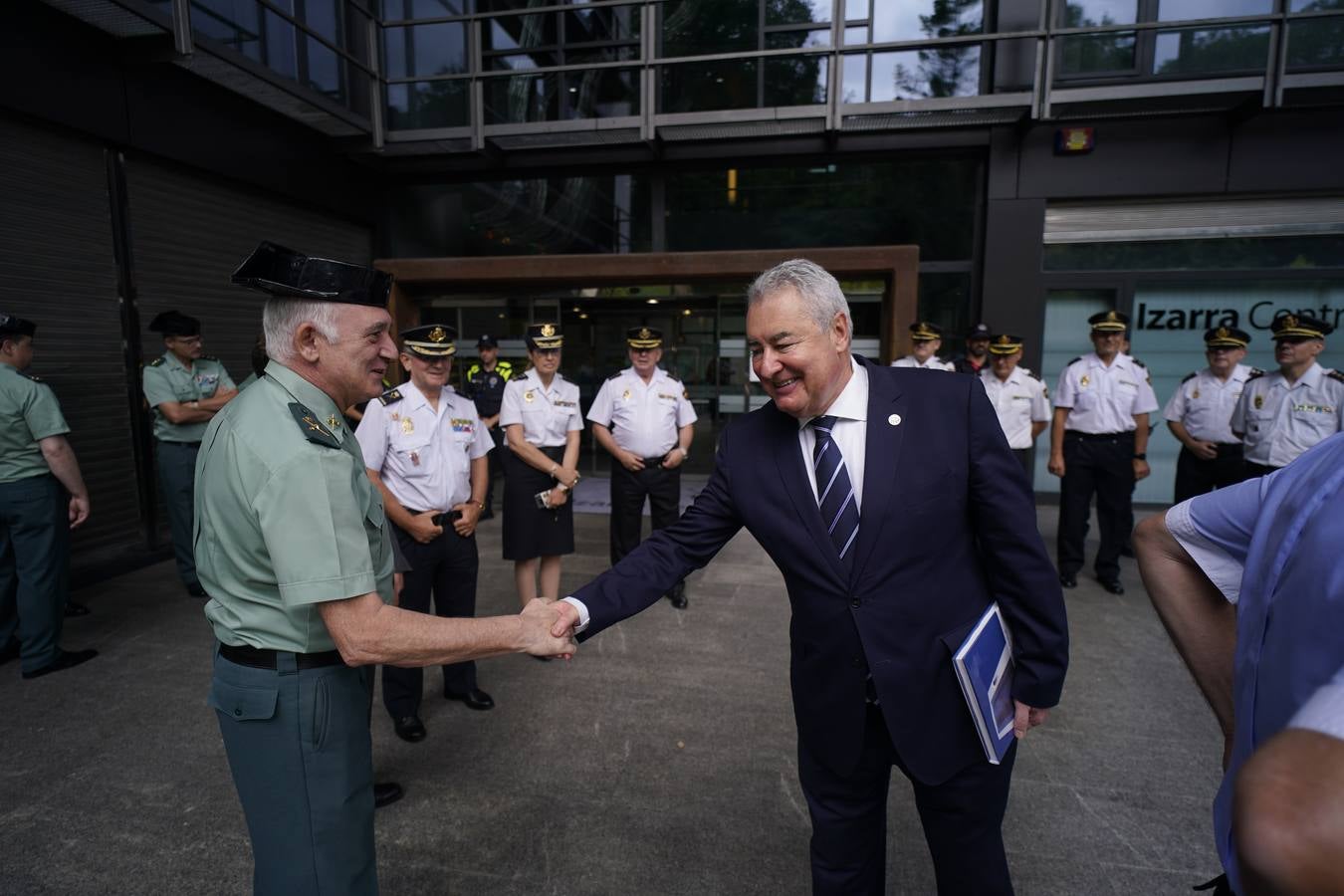 Fotos: Homenaje a los cuerpos y fuerzas de seguridad en Ermua