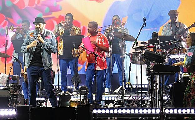 Banda de 16 componente, con la pianista a la derecha.