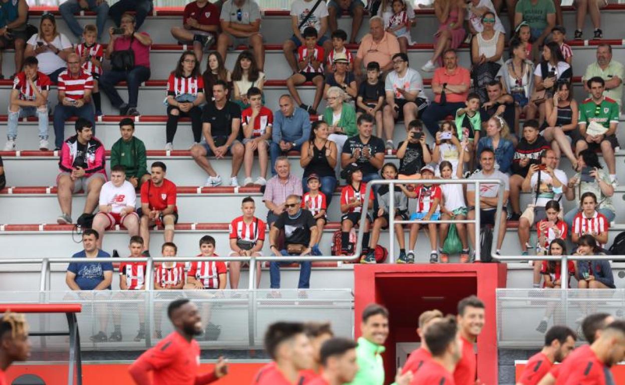 Los jugadores del Athletic, durante el tercer entrenamiento a puerta abierta. 