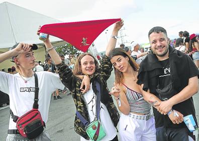 Imagen secundaria 1 - Flako y Ben Yart, de Chill Mafia, en plena actuación. En las otras fotos, cuatro miembros del colectivo navarro y Juan Manuel Fernández haciendo tiempo para ver a The Killers. 