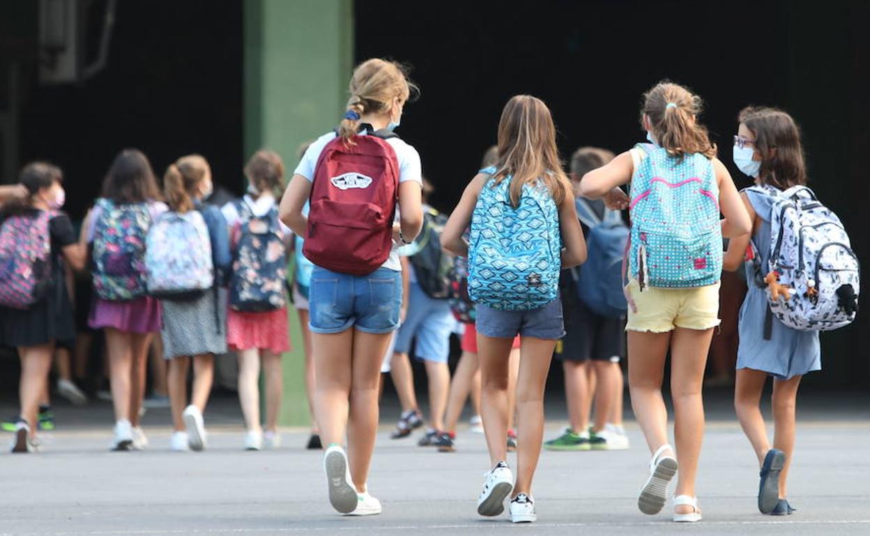 Un grupo de alumnas se dirige a clase en la primera jornada del curso pasado. 