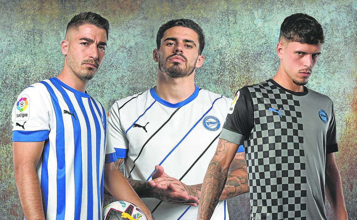 Moya, Miguel de la Fuente y Javi López, con las equipaciones de la temporada en Segunda.