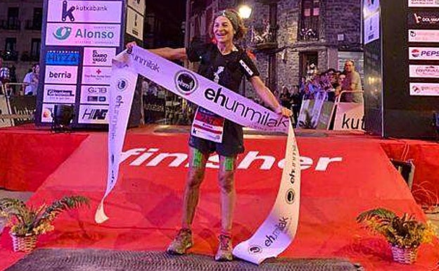 Elena Calvillo no puede ocultar su alegría tras cruzar la meta como ganadora de la Ehunmilak 2022.