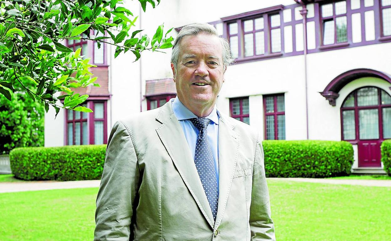 Andrés Sendagorta posa junto a la sede de la empresa que preside, la ingeniería Sener, en la localidad vizcaína de Getxo. 