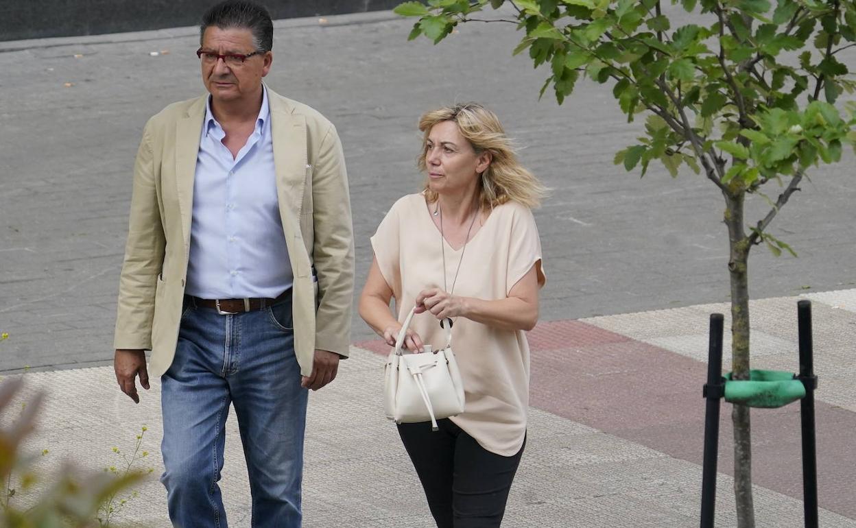 Miren Larrion sale del Palacio de Justicia con su abogado. 