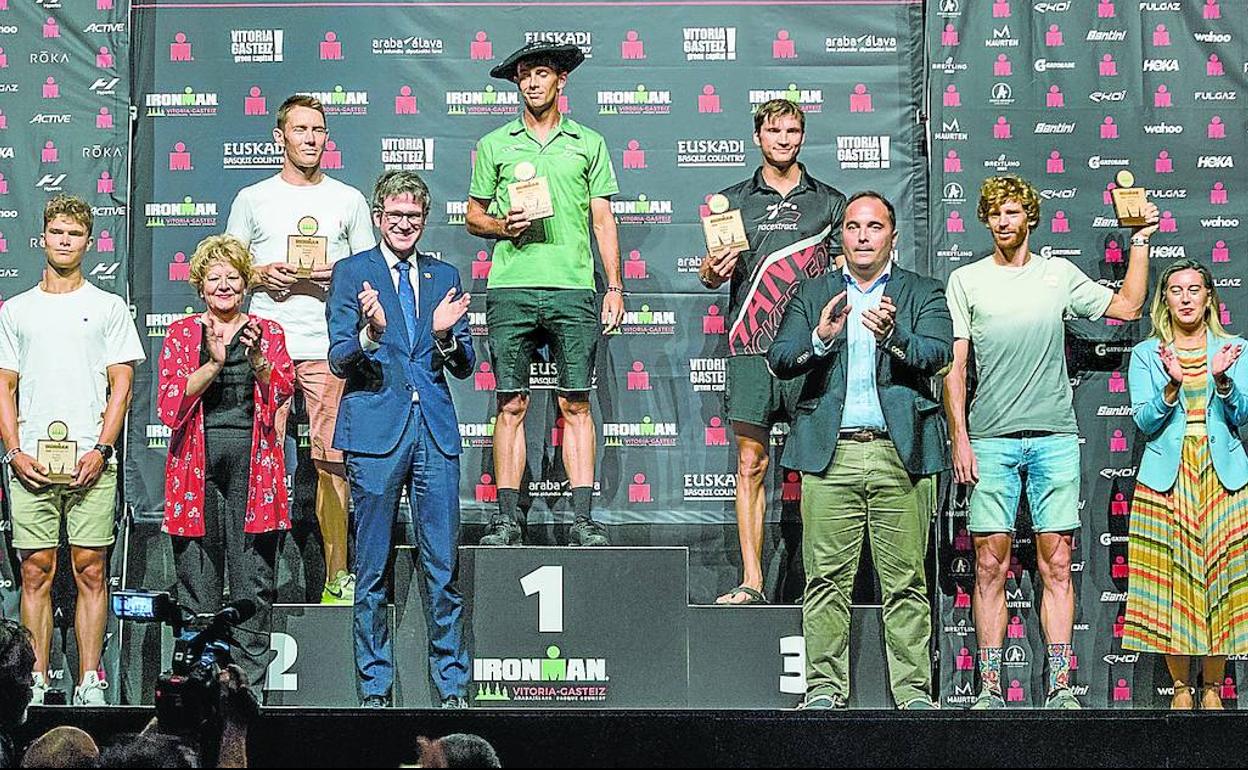 El alcalde Gorka Urtaran y la diputada de Deportes Ana del Val presidieron la entrega de trofeos y reconocimientos a los participantes del Ironman