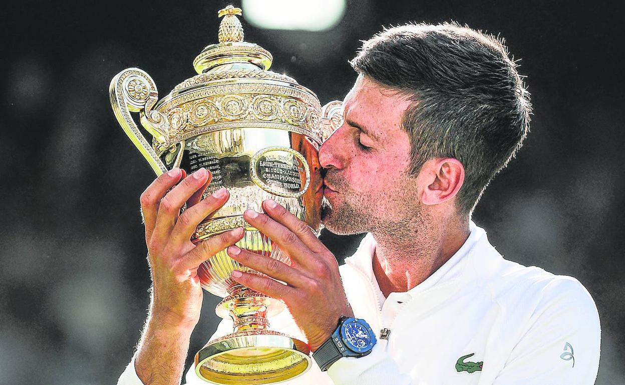 Novak Djokovic besa su séptima entorchado de Wimbledon, su cuarto consecutivo. 