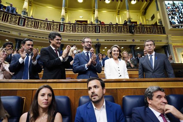 Los diputados del PP aplauden a Feijóo.