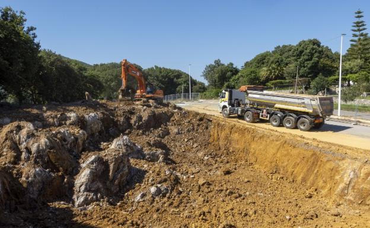 Las palas excavadoras han iniciado los primeros trabajos para la construcción de las 62 viviendas de sustitución de Arnuero. 