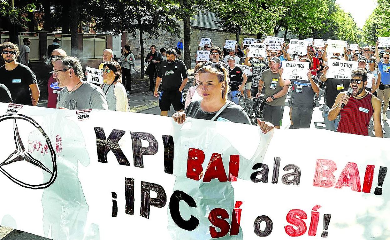 Manifestación de trabajadores de Mercedes ante la sede de la Lehendakaritza el pasado viernes. 
