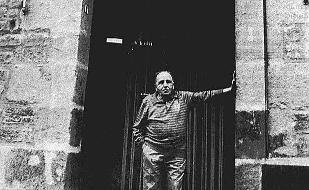 Enrique Puente, en el portal de su establecimiento.