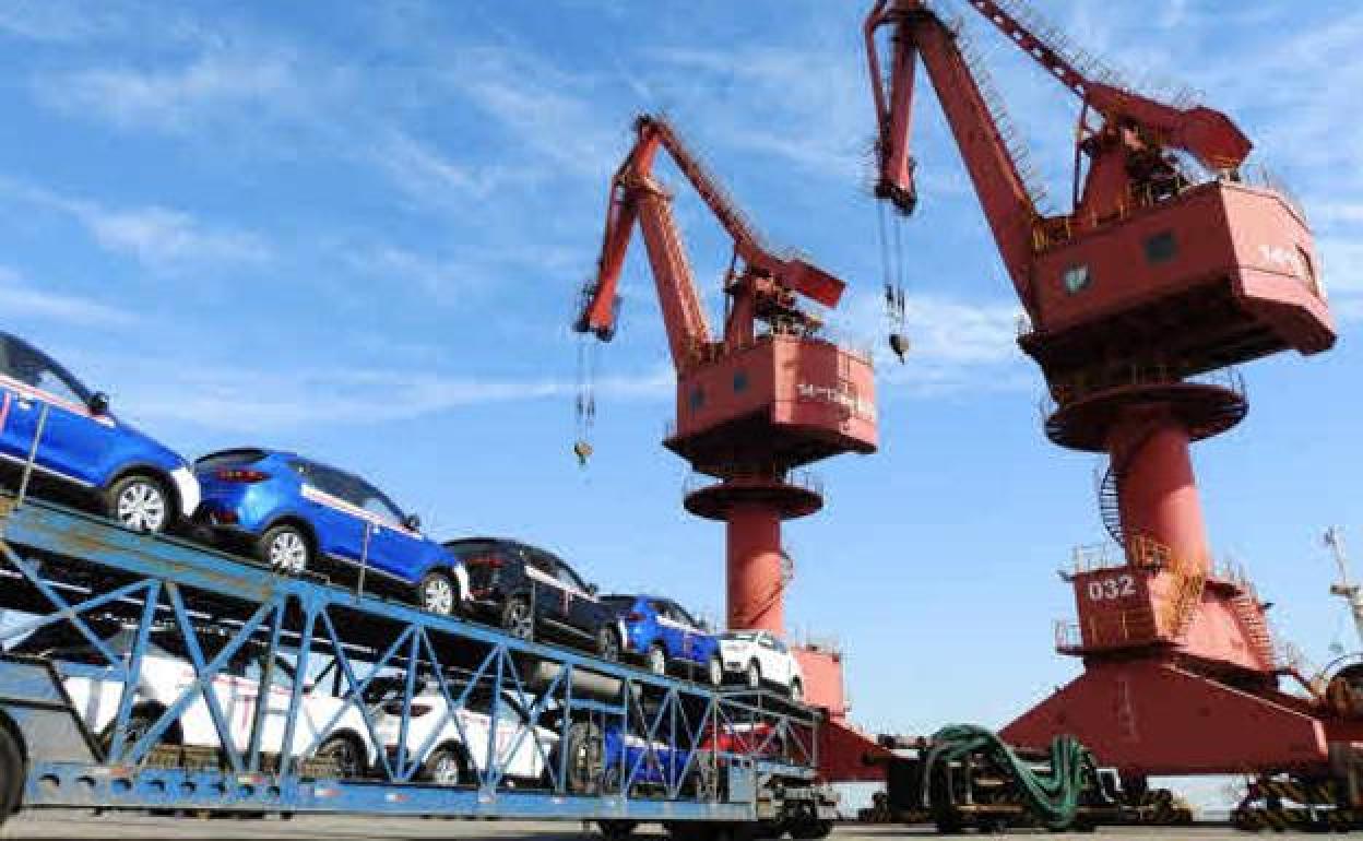 Las exportaciones chinas aumentan mientras las importaciones se estrellan