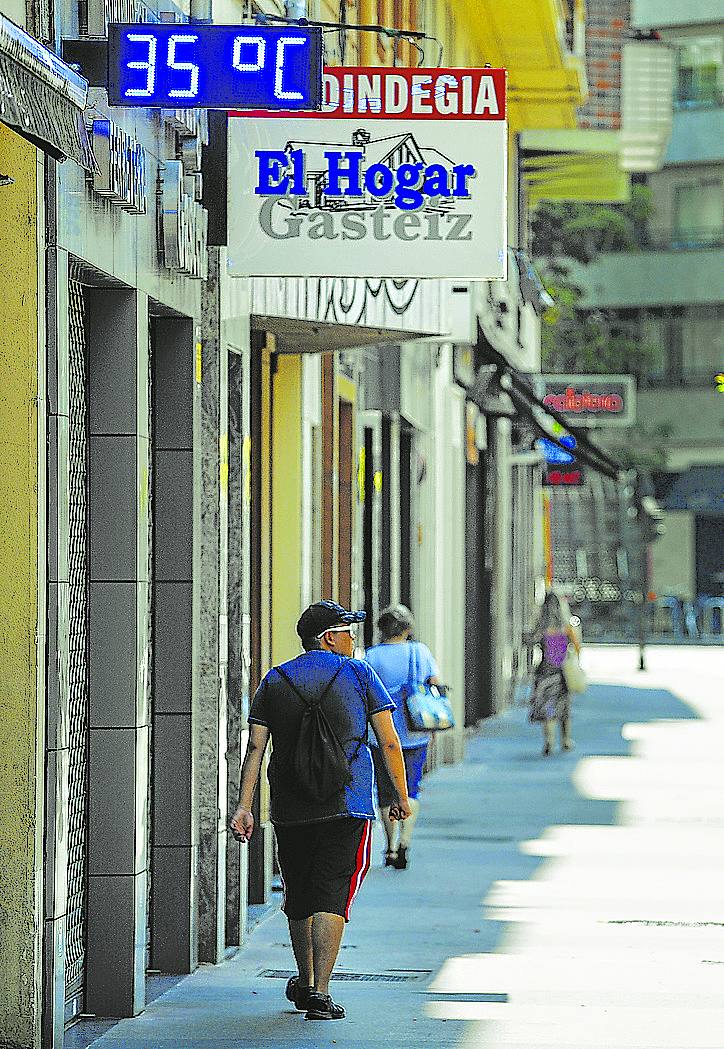 Un termómetro marca la máxima de Vitoria. 