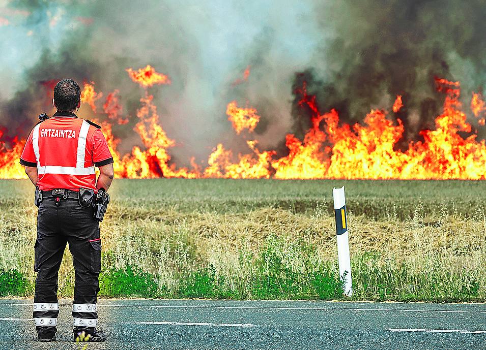 Cortada. Durante cerca de una hora, la Ertzaintza obligó a desviar la circulación entre Andollu y Argandoña.
