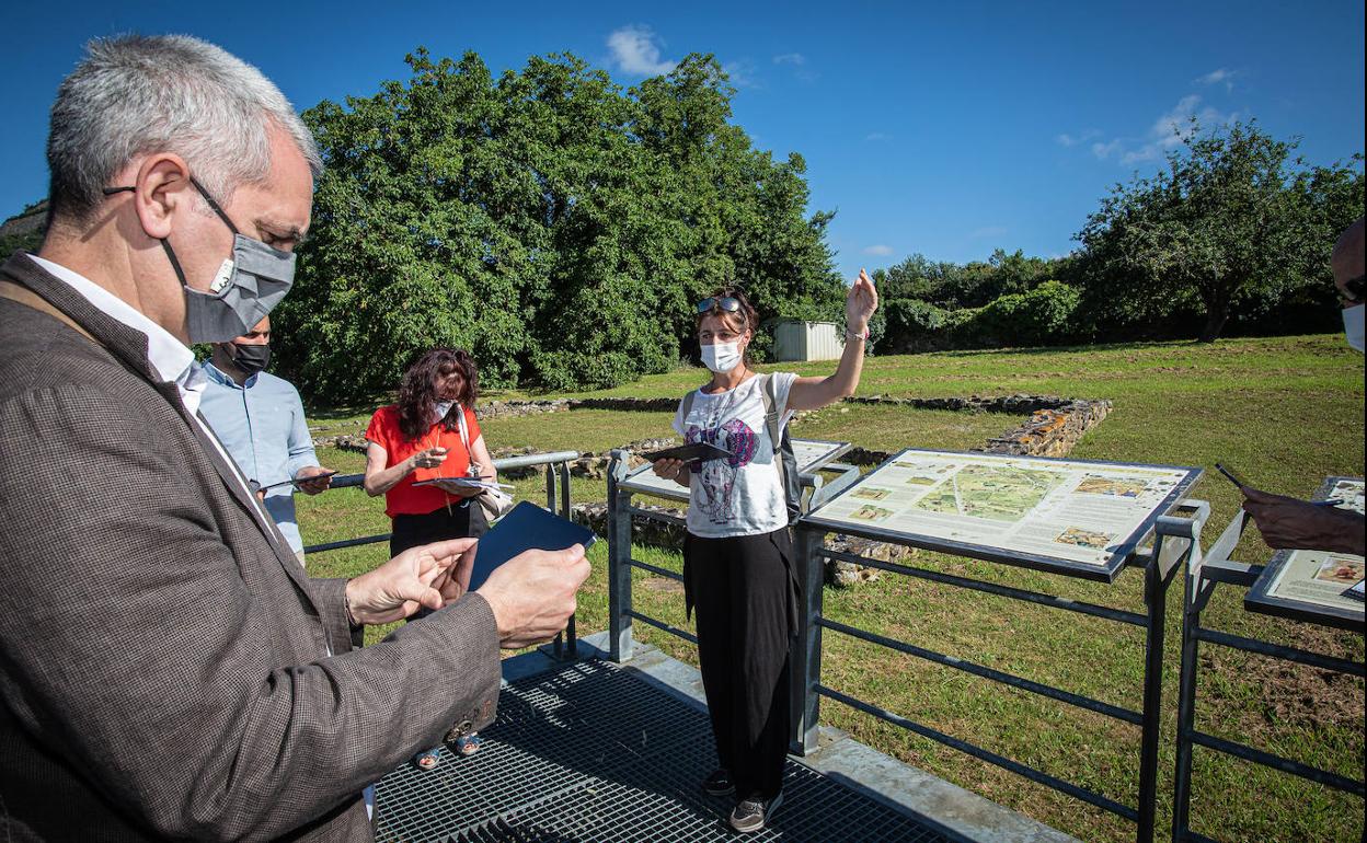 Visitantes conocen el poblado romano de Forua mediante el sistema de realidad virtual.