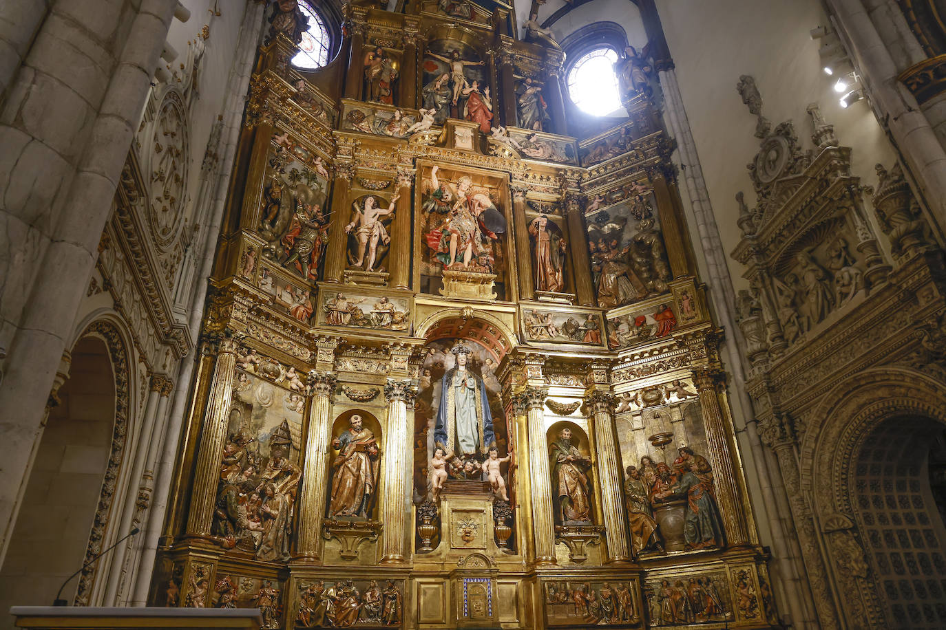 Fotos: Así ha quedado el retablo de San Miguel tras su restauración
