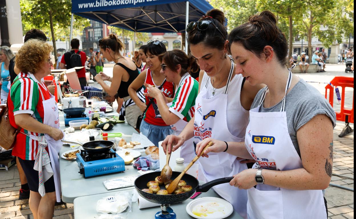 Unas comparseras preparan la comida en El Arenal. 