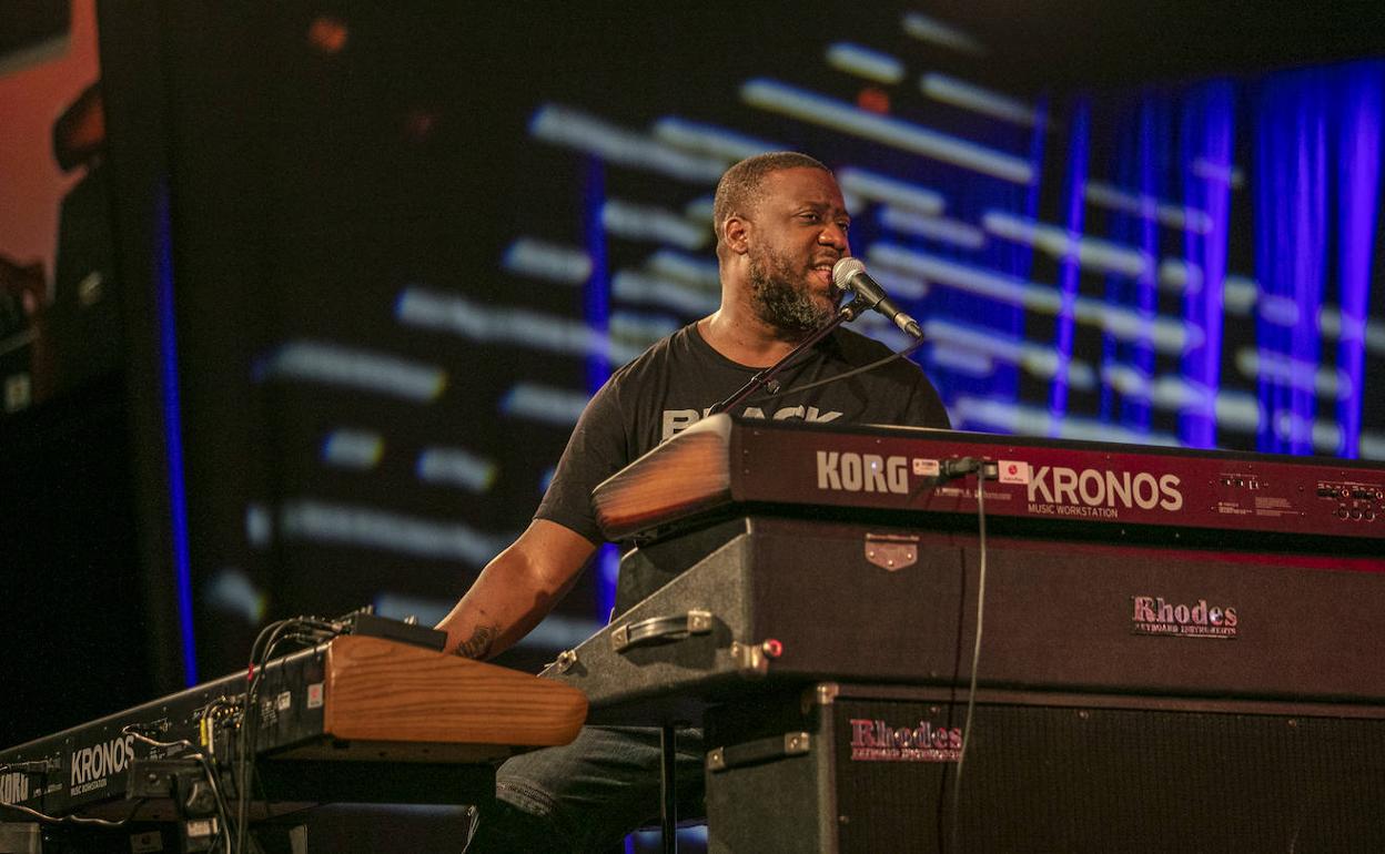 Robert Glasper, un ejemplo de desmesura en la electrónica, muy efectista y con un jazz muy de circunstancias.