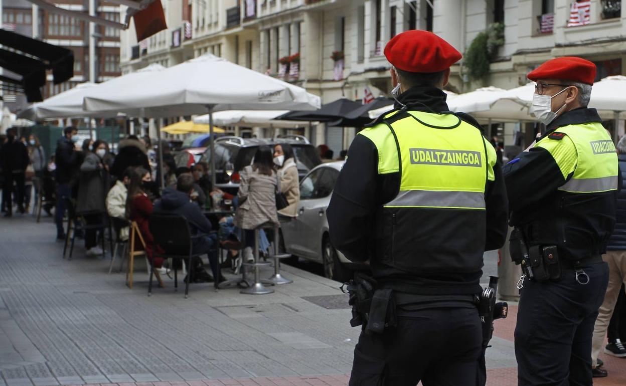 Dos agentes patrullan por las calles de Bilbao. 